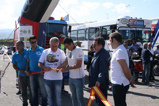 Organizadores y autoridades dando por inaugurada la concentración Fiestas de la Encina 2015.
